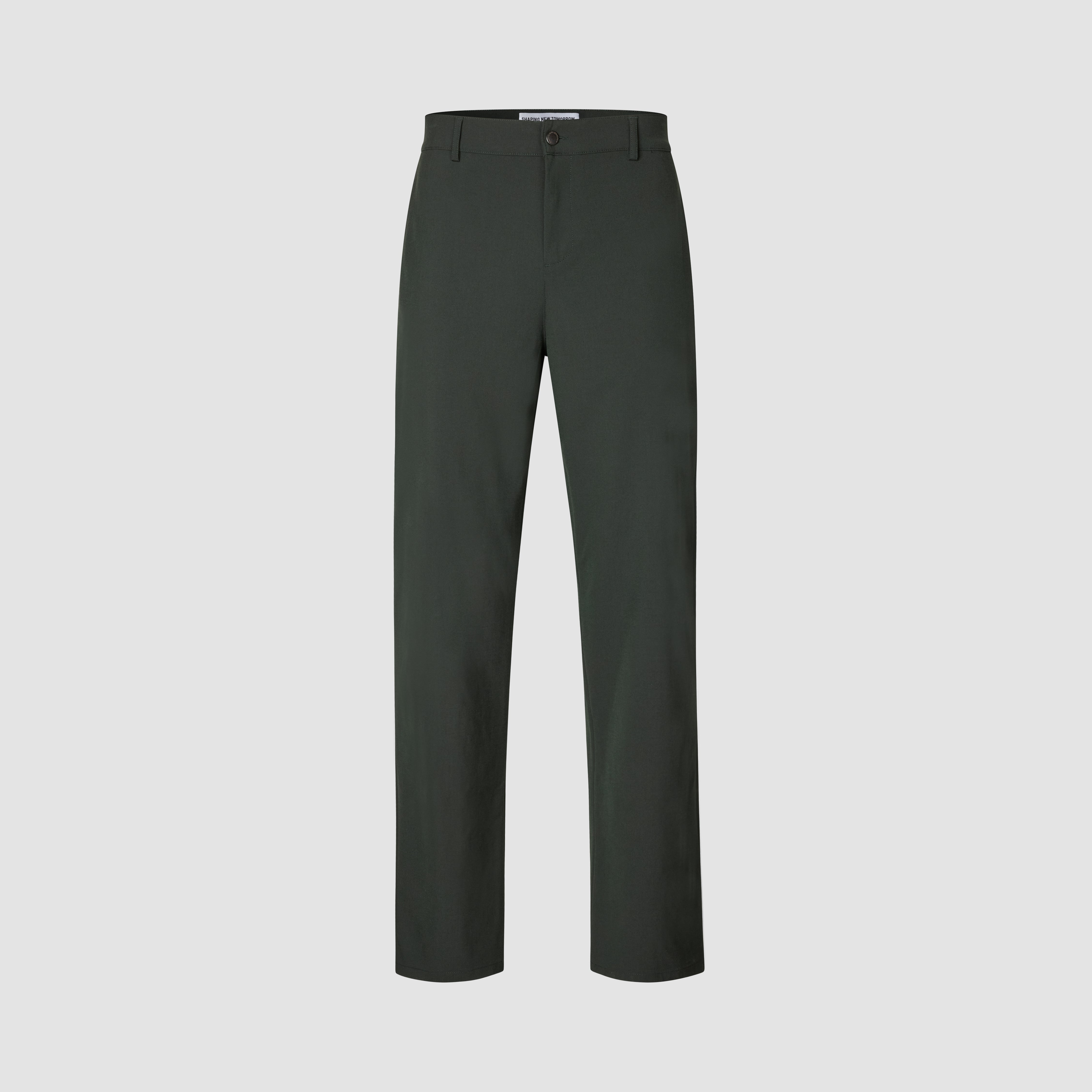 Ease-Hose Relaxed Fit Northern Pine in lockerer Passform, mit 360°-Stretch, Knopfverschluss und Gürtelschlaufen.
